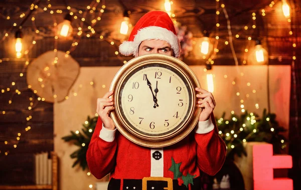 Vousáč informuje čas. Čas na zimní párty. Připrav se. Zbývá pár minut. Nový rok odpočítávání. Skoro půlnoc. Něco si přej. Santa Claus drží starožitné hodiny. Čas oslavovat. Veselé Vánoce — Stock fotografie