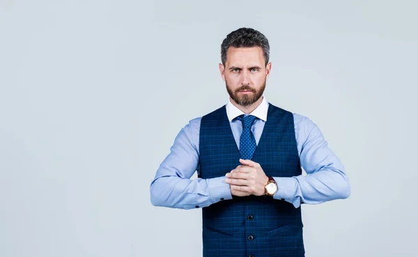 Hombre de negocios seguro y exitoso en ropa formal de oficina estilo de moda casual tiene cerdas, espacio de copia, negocio — Foto de Stock