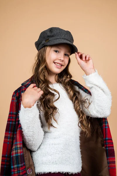 Criança feliz em cap com penteado elegante usar jaqueta quadriculada, casual — Fotografia de Stock