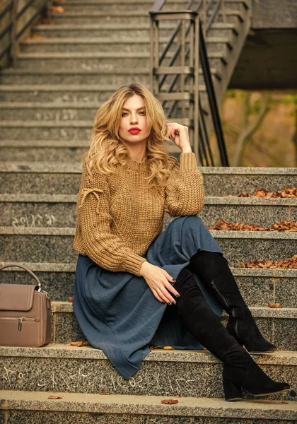 Wearable trends. Layer oversize knit over girly skirt. Fall outfit formula. Style Sweater and Skirt Combo for Fall. Woman gorgeous hairstyle sit on stairs outdoors. Warm autumn. Fall fashion trend — Stock Photo, Image