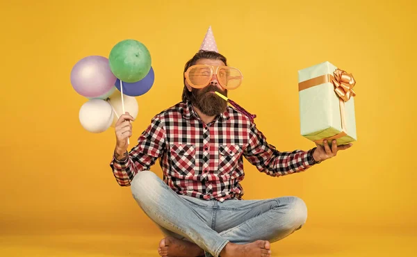 Allt för mig. Ha kul på festen. förbereda sig inför semestern. Event manager poserar med festlig tillbehör. kul och lycka koncept. Glad man med färgglada heliumballonger. hipster ler glatt — Stockfoto