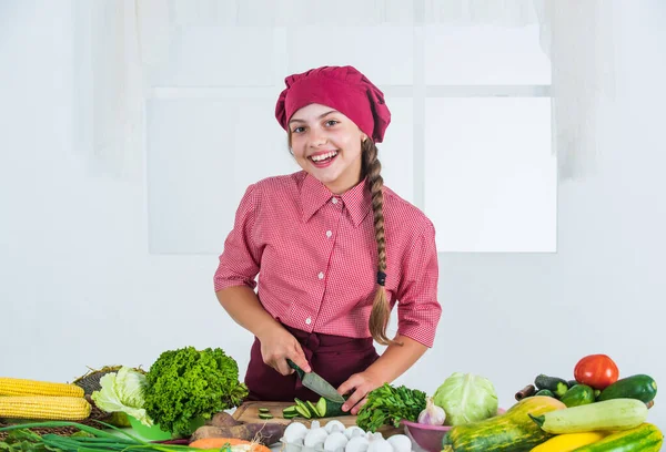 Glückliches Kind mit buntem Gemüse in der Küche, gesundes Essen — Stockfoto