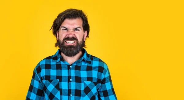 Bravo macho com barba mostrar dentes expressando raiva, emoções negativas — Fotografia de Stock