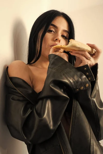 A legjobb ételt a kezeddel eszed. Az érzéki nő megharapja a pizzát. A csinos lány sült kaját eszik. Pizzéria menü. Pizzéria. Olasz ételstílus. Ízlik a finom pizza. Repül az idő, ha eszel. — Stock Fotó