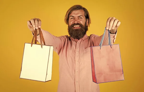 Neşeli vahşi hippi hediyeleri. Kağıt alışveriş torbası. Partide doğum günü sürprizi. Paketli adam. Tatil için hazırlanın. En iyi satış teklifi. Hediyeli mutlu sakallı adam. Çevrimiçi mağaza — Stok fotoğraf
