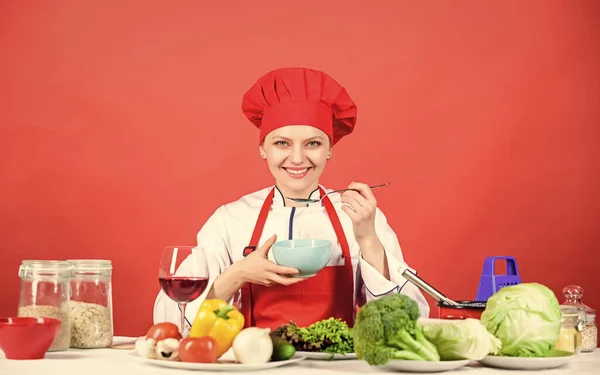 Vrouw met koksmutsen. professionele chef op rode achtergrond. gelukkige vrouw koken gezond voedsel op recept. biologisch eten en vegetarisch. Huisvrouw. Het menu. Dieet. Wie geeft er nou om dieet? — Stockfoto