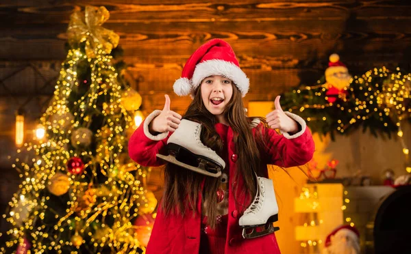 Mutluluk ve neşe. Çocuk mutlu bir kız hediye ağacı bulur. Noel aktivitesi. Buz pateni. Mutlu noeller. Mutlu çocukluk kavramı. Mucize zamanı. Çocuk Noel Baba şapkası. Noel Baba hediye getirmiş. — Stok fotoğraf