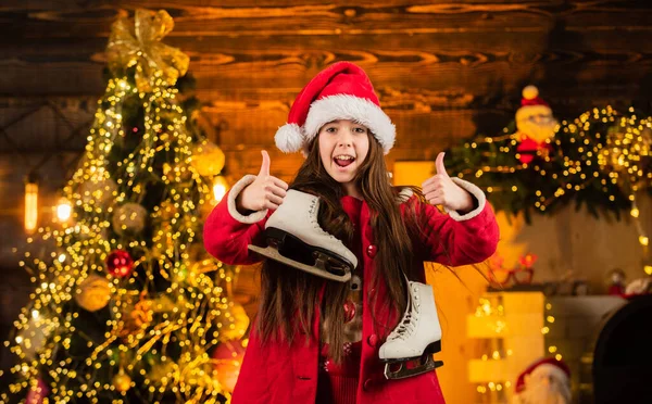 Lycka och glädje. Barnglad flicka hitta gåvor julgran. Julaktivitet. Skridskoåkning. God jul, då. Glad barndomsidé. Dags för mirakel. Grabbmössa. Tomten tog med gåvor — Stockfoto