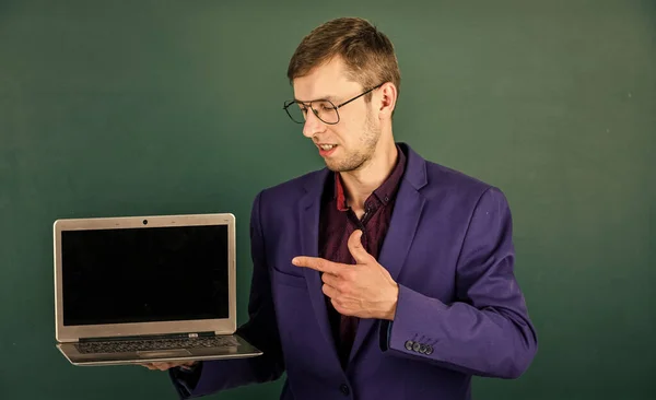 Profesor de escuela que utiliza la computadora portátil moderna para el espacio de copia de pantalla de educación, concepto de cursos gratuitos — Foto de Stock