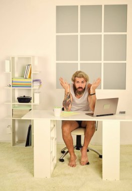 Çalışamayacak kadar tembel. Kendini tecrit et ve karantinaya al. Evde çalışan yalınayak adam. Rahat bir iş yeri. Sosyal ağlar. Sosyal uzaklık. Hep evden çalışmak istemişimdir. Adam bilgisayarda çalışıyor