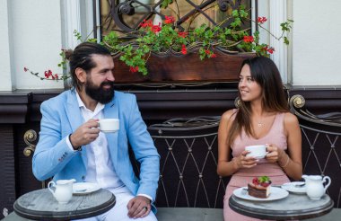 Genç kız arkadaş ve erkek arkadaş açık havada poz veriyorlar.