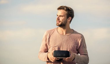 Seksi adam gökyüzü vr gözlükleri. Erkek gerçekliği. Yenilikçi teknolojilerden esinlenerek. Kendi işini kur. Dijital gelecek ve yenilik. Maço adam kablosuz sanal gerçeklik gözlüğü takıyor.