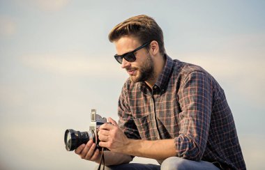 Anı durdur. Macera yakalamak. Gazeteci. Kameralı maço adam. Gözlüklü fotoğrafçı. Kamerayla seyahat et. Erkek modası. Moda görünüyor. Seksi adam turistik muhabir