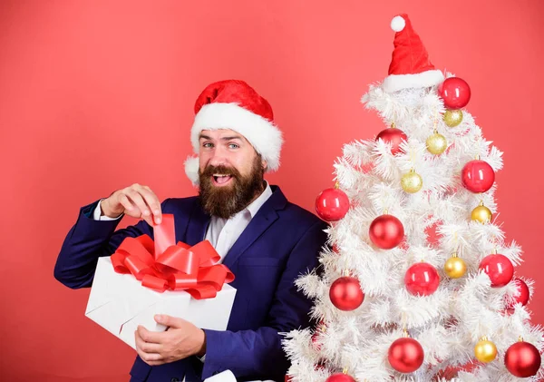 Férias de inverno. Dia de boxe. Festa de Natal. Compartilhando bondade e felicidade. Prepare presentes para todos. Homem barbudo hipster terno formal árvore de natal segurar caixa de presente. Loja de presentes. Presentes de Natal — Fotografia de Stock