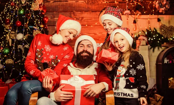 Boksdag. Fijne feestdagen. Ouders en kinderen openen kerstcadeaus. Vader baardman en moeder met schattige dochters kerstboom achtergrond. Breng tijd door met je familie. Kersttraditie — Stockfoto