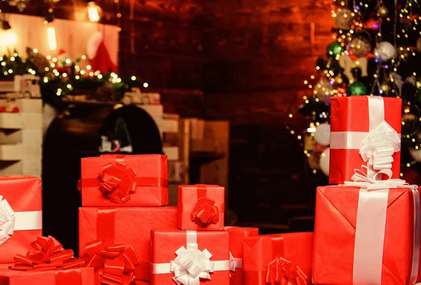 Composición con cajas de regalo lazo de cinta. Regalos envueltos en rojo o regalos. Prepárate para Navidad y año nuevo. Envolver concepto de regalos. Momentos mágicos. Preparar regalos sorpresa para la familia. Regalo de Santa — Foto de Stock