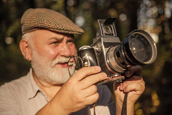 Pasatiempo de pensiones. Fotógrafo experimentado. Cámara vintage. Le gusta la observación de aves. El viejo dispara a la naturaleza. Fotógrafo profesional. Haz un marco perfecto. Un viejo fotógrafo filmando. Configuración manual — Foto de Stock