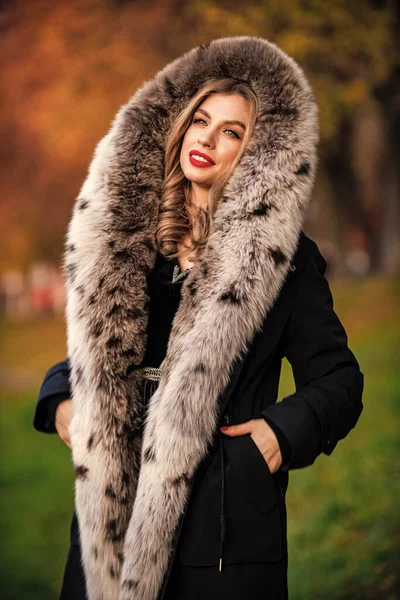 Осенняя коллекция одежды. зимняя женская одежда. гламурная женщина носит искусственную шубу. Настоящая меховая куртка. различные виды меха. насладиться природой и хорошей погодой. мой выбор моды на этот сезон — стоковое фото