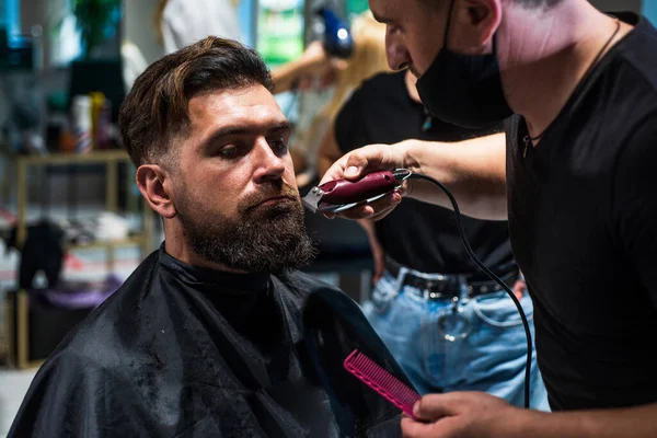 Nahaufnahme von Friseur Styling Bart zu Mann im Friseursalon, Personal Stylist Friseur — Stockfoto