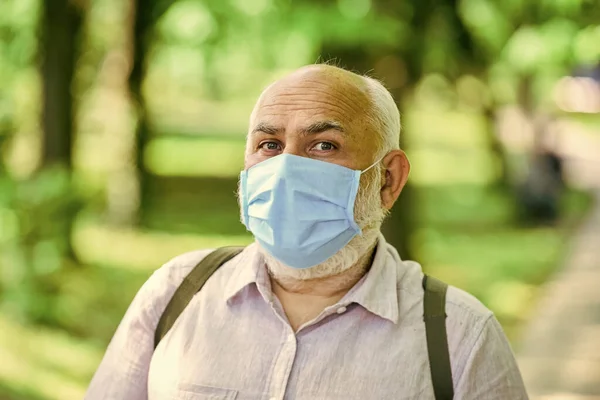 Lopen buiten op coronavirus quarantaine. let op de voorzorgsmaatregelen tijdens de pandemie. gezond leven. Draag een masker in het park. zorg voor je gezondheid. Bescherm jezelf tegen virussen. Een man met een beschermend masker. Zomerdag — Stockfoto