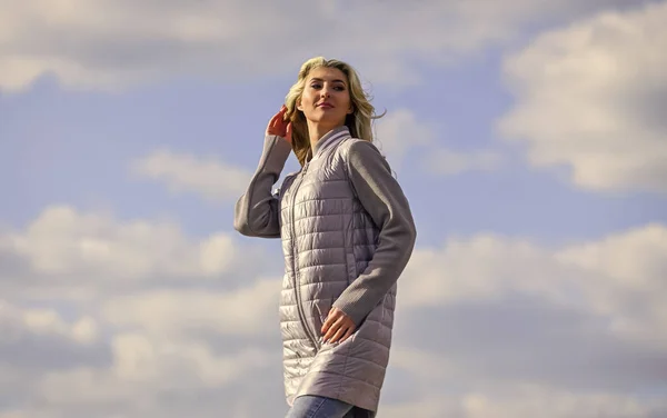 Вітряний день. Дівчачий піджак хмарний фон неба. Модель жіночої моди на відкритому повітрі. Жінка насолоджується холодною погодою. Свіжість вітру. Відповідний стиль і клас з розкішшю і комфортом. Краса і модний вигляд — стокове фото