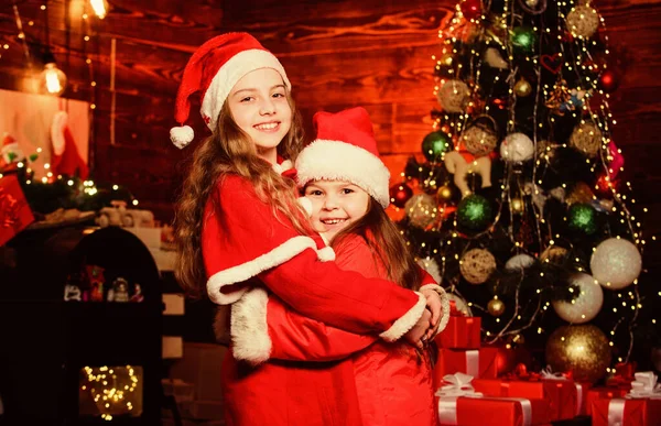 Sihir zamanı. Çocuklar Noel karnaval partisine katılıyor. Noel Baba 'yı bekliyorum. Neşeli ol ve yılda bir kez gelecek Noel için iyi bir tezahürat yap. Şirin kız kardeşler Noel 'i evde kutlarlar.