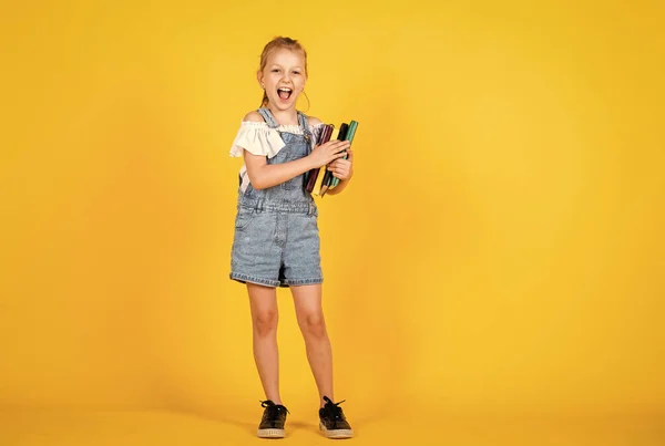 Liten flicka hålla pennor. rita bilden. Färdig för målning. Affär för pappersvaror. Lycklig barndom. Tillbaka till skolan. utveckling och aktivitet för barn. uttrycka kreativitet — Stockfoto