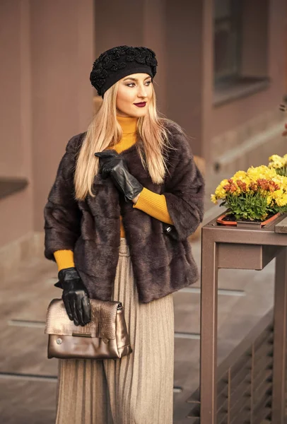 Beautiful winter outfit. Chic and trendy. Matching different textures outfit. Fashion and beauty. Autumn outfit. Elegant woman wear fur coat. Vogue concept. French style outfit. Gorgeous model — Stock Photo, Image