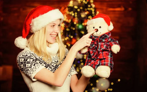 Sorpresa inesperada. Venta de compras de invierno. regalo de navidad de Navidad. Humor de vacaciones. chica alegre sombrero de santa rojo. última preparación. En Navidad. celebrar el año nuevo en casa. feliz mujer amor regalos — Foto de Stock