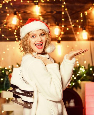 Her zaman formdadır. Patenli kız Noel Baba şapkası. Neşeli kadın paten yapmaya hazır. Mutlu yıllar. Kış tatili Xmas havası. Artistik patinajcı. kış sporu ve aktivitesi