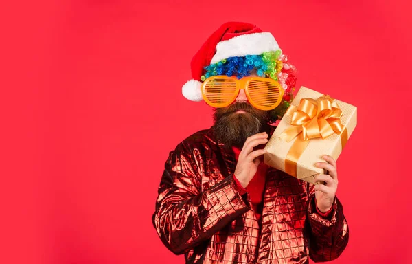 Specials fantastici. Vacanze invernali. L'uomo barbuto festeggia il Natale. Idee di intrattenimento natalizio. Augurandovi pace e prosperità. Regalo di Natale. Ragazzo allegro taglio di capelli colorato. Uomo divertente con la barba — Foto Stock