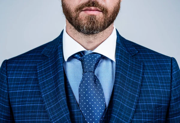 Viso maschile barbuto con peli sul viso non rasati vista ritagliata in stile formale moda sfondo grigio, barba — Foto Stock