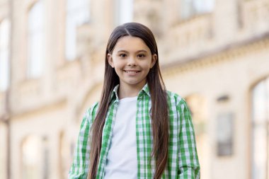 Tarzımı değiştirmeyi seviyorum. Dışarıda mutlu bir çocuğun moda görünüşü. Günlük giysiler içinde küçük bir moda düşkünü. Kıyafet trendleri. Moda kıyafetleri. Çocuklar için şık kıyafetler. Kız modası