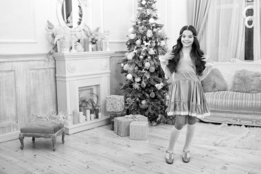 Yeni yıl arifesi. Tatil kutlaması. Aksesuar ve mücevherlerle donatılmış. Zenginlik ve refah. Şirin ve göz kamaştırıcı. Mutlu Noeller kızım. Xmas bakışlı küçük kız. Noel ağacında küçük bir kız