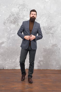 Sakallı zarif bir adam. Modern hayat. Erkek, zarif manken. Olgun, zarif bir iş adamı yürüyor. Terzi ya da moda tasarımcısı. Resmi şık takım elbiseli vahşi sakallı hippi. İş koçu