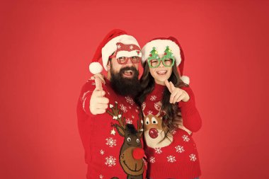 Bize katılın. Sakallı adam ve çocuk. Aile tatilini kutlar. Aile geleneği. Mutlu noeller. Neşeli neşeli insanlar. Baba kız kış kazakları yeni yılı kutluyor. Mutlu aile kucaklaşması