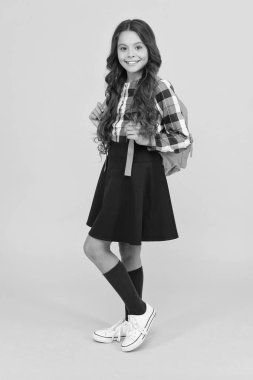 Okumak için ilham aldım. Başarılı bir akademik yıl için iyi kıyafetler. Gençlik modası. Okul kızı, sevimli sırt çantalı modern kıyafetler. Sırt çantalı aksesuar. Küçük kız sırt çantası taşıyor. Günlük okul hayatı