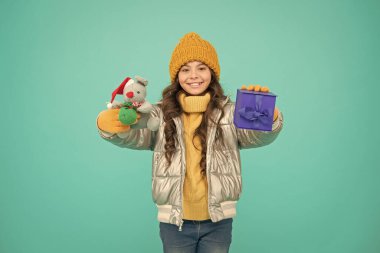 Kış alışverişi. Sürpriz yapıyorum. Paket kutusu. Hediyeleri paketliyorum. Paketleme fikri. Hediyeler alınıyor. Kışlık kız kıyafetlerinde hediye kutusu oyuncağı var. Hediyeler al. Kârlı anlaşmalar ve mevsimlik indirimler