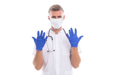 Solunum maskesi takan bir doktor ve beyaza izole edilmiş fonendoskoplu lastik eldiven Coronavirus salgını sırasında hastalara tıbbi bakım sağlar.
