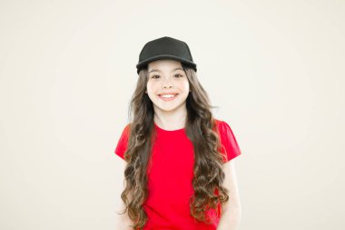 Güzeller güzeli Maximus. Uzun saçlı küçük bir kız. Uzun kıvırcık saçlı havalı kız. Çocuk modası. Modayı takip eden hippi şapkalı mutlu kız. Sarı arka planda hippi bir çocuk. Mutlu çocukluk. güzellik ve moda