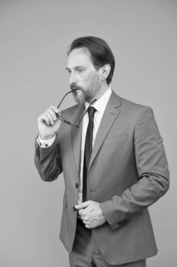 Gözlükleri şaşırtıcı bir şekilde çıkarıyor. Akıllı bir gelecek yaratmak için icat. Kendi kendine eğitim. Öğretmen konuşmacı. Zekice bir kavram. İş eğitimi. Ciddi bir iş adamı. Yetişkinler için eğitim