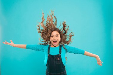 Aktif ve enerjik hissediyorum. Mavi arka planda uzun kumral saçlı enerjik küçük bir kız. Sevimli görünümlü aktif küçük bir çocuk enerjik bir ruh hali içinde. Enerjik biçim