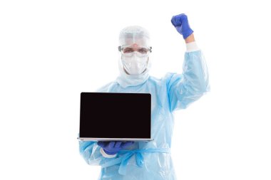 Başarılı bir sağlık çalışanı. Modern tıptaki teknoloji. İnternetten doktordan randevu al. Çevrimiçi doktor konsültasyonu. Kişisel hesabın. Laptoplu erkek terapist. mükemmel gün