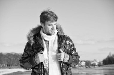 Kış tatili Yürüyen karlı doğa arka planı. Adam ocak ayının tadını çıkarıyor. Eğlence konsepti. Aktif boş zaman. Kışın seyahat eden yakışıklı bir adam. Soğuk mevsim için sıcak kıyafetler. Kış modası