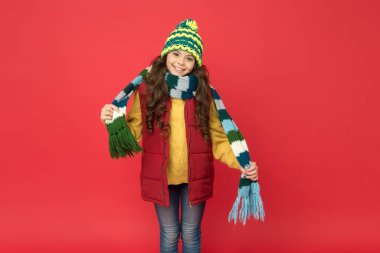 Soğuk mevsimler genç kızları arar. Örgü giyim tarzı. Sağlığınıza dikkat edin. Dinlenmiş hissediyorum. Neşeli çocuk kalın kışlık kıyafetler giyer. Mevsimlik çocuk modası. Rahat ve rahat olun. Mutlu çocukluk