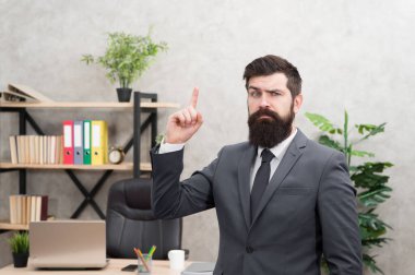 Bir şirket yönet. İnsan kaynakları. İş görüşmesi. Ofisteki en iyi sakallı patron. İş kariyeri. Kendi işini kur. İş adamı resmi takım elbiseli başarılı adam. Adam toplayıcı mesleği