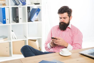 İş adamı tipi iş mesajları, ofis masasında oturuyor, SMS