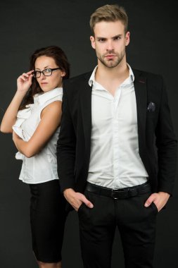 Genç ve başarılı. Profesyonel çift karanlık bir geçmişi var. İş adamı ve iş kadını resmi giysiler içinde. Profesyonel meslek ve kariyer. İş faaliyetleri