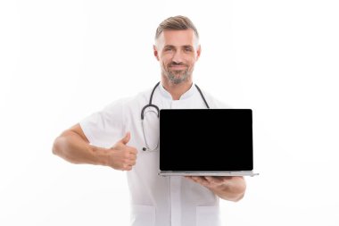 Laptoplu erkek terapist. Steteskoplu bir tıp çalışanı başparmağını kaldırdı. Modern tıptaki teknoloji. İnternetten doktordan randevu al. Covid 'de doktor konsültasyonu. Kişisel hesabınız