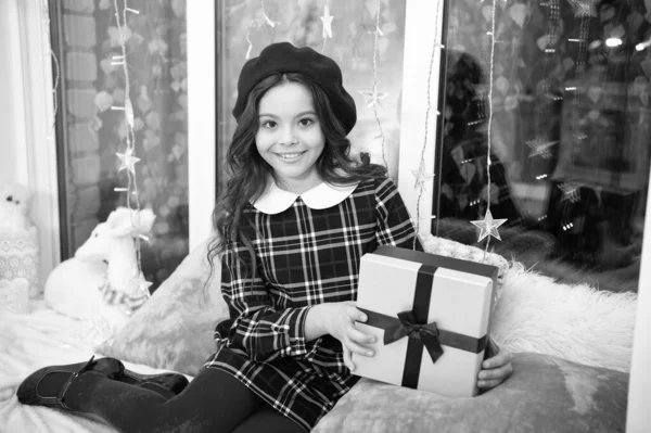 Получил праздничный подарок. Маленький ребенок держит настоящую коробку. Счастливая девушка празднует Рождество и Новый год. Поздравляю с праздником. Праздник. Пир Святого Николая. День бокса. Наслаждайтесь отпуском — стоковое фото